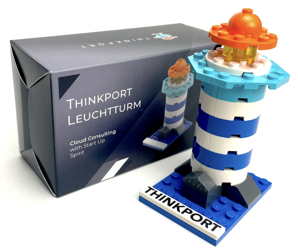 Ein zusammengebauter Thinkport Logo Leuchtturm vor seiner Verpackung