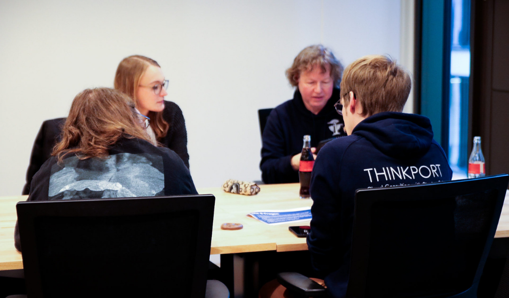 vier Thinkport-ler beraten gemeinsam am Tisch