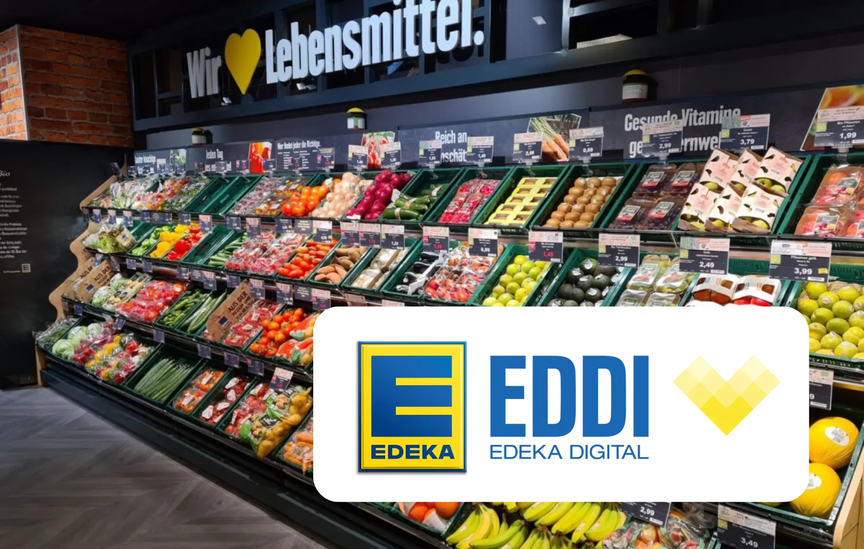 Im Hintergrund ist ein Gemüseregal im Supermarkt zu sehen mit dem Logo von Edeka plus gelbes Edeka-Herz.