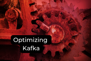 Vor dem rotem Hintergrundbild eines Zahnrads steht der Schriftzug "Optimizing Kafka".