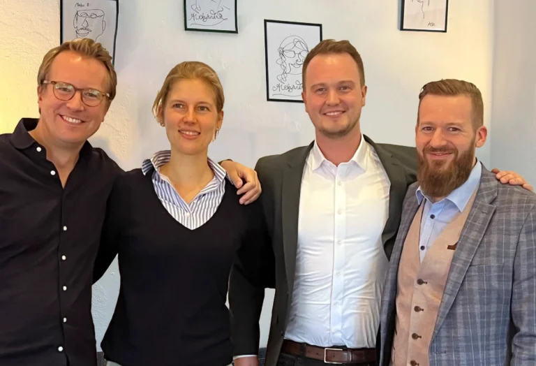 Tobias Drechsel und Dominik Fries, CEO und CTO von Thinkport, mit Konstanze Klasen und Max Klenner, Geschäftsführung von Venitus