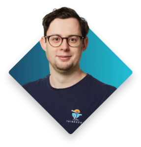 Portrait von Philipp mit quadratischen türkisem Hintergrundbild