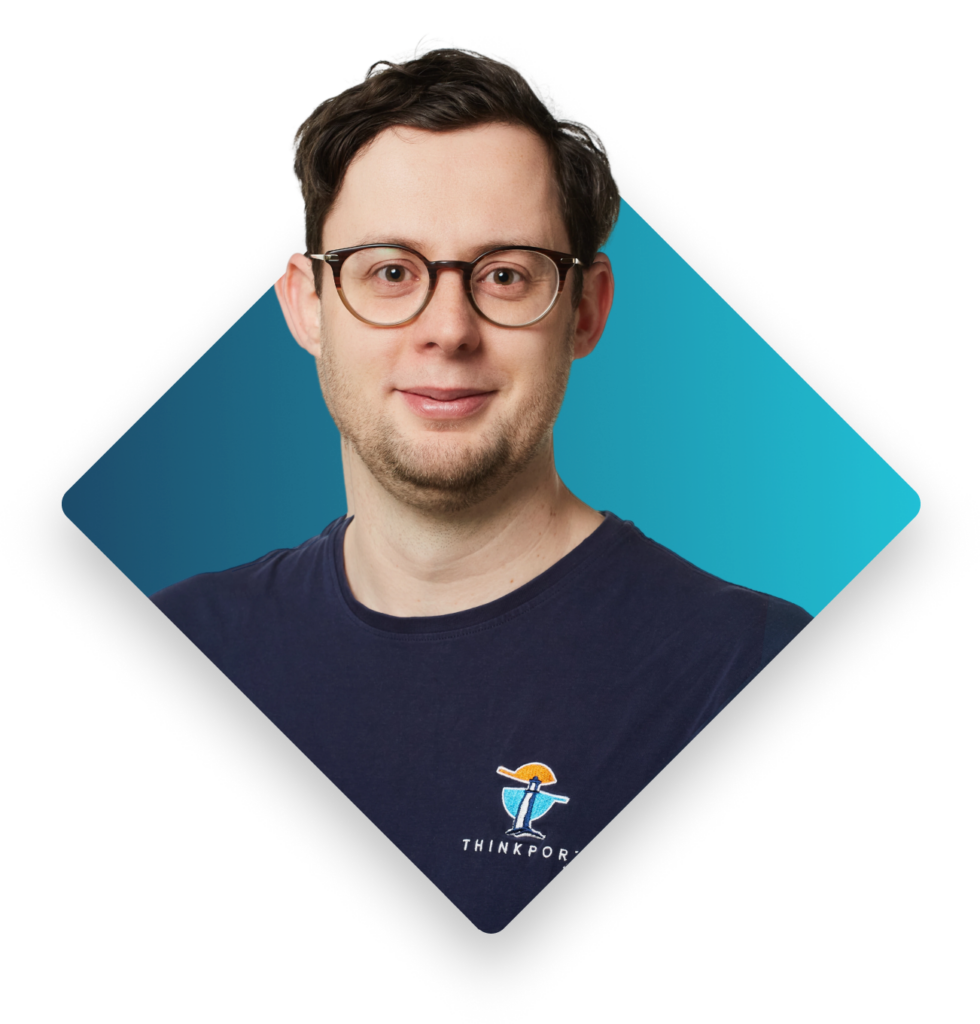 Portrait von Philipp mit quadratischen türkisem Hintergrundbild